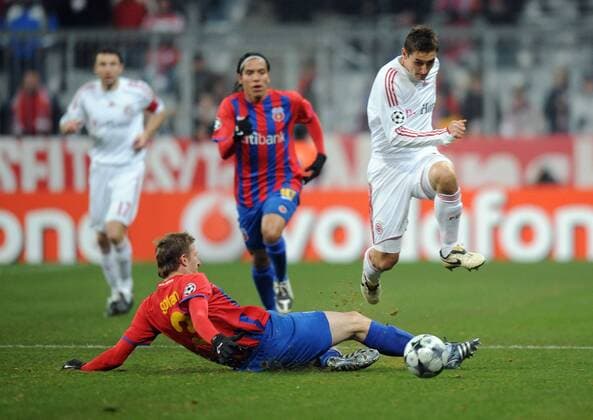 Miroslav Klose (Bayern, re.) gegen Dorin Goian (Steaua Bukarest) -  Fußball EC 1 Herren Champions League 2008 2009, FC Bayern München - Steaua Bukarest Gruppe München Dynamik,