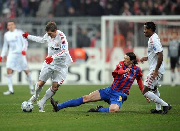 Ovidiu Petre (Steaua Bukarest, Mitte) gegen Bastian Schweinsteiger (li.) und Ze Roberto (beide Bayern) -  Fußball EC 1 Herren Champions League 2008 2009, FC Bayern München - Steaua Bukarest Gruppe München Dynamik,