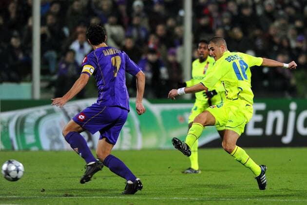 Karim Benzema (Lyon, re.) trifft zum 2:0 gegen Dario Dainelli (Florenz) -  Fußball EC 1 Herren Champions League 2008 2009, ACF Fiorentina - Olympique Lyonnais, OL Gruppe Florenz Dynamik,