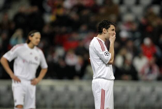 Mark van Bommel (Bayern) ratlos Fußball EC 1 Herren Champions League 2008 2009, FC Bayern München Einzelbild München Enttäuschung,