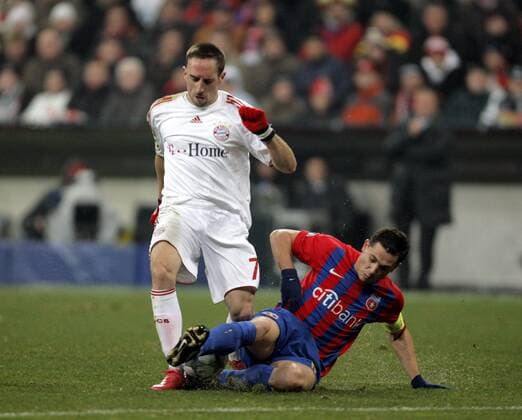 Franck Ribery (Bayern, li.) gegen Mirel Radoi (Steaua Bukarest) Fußball EC 1 Herren Champions League 2008 2009, FC Bayern München - Steaua Bukarest Gruppe München Dynamik,