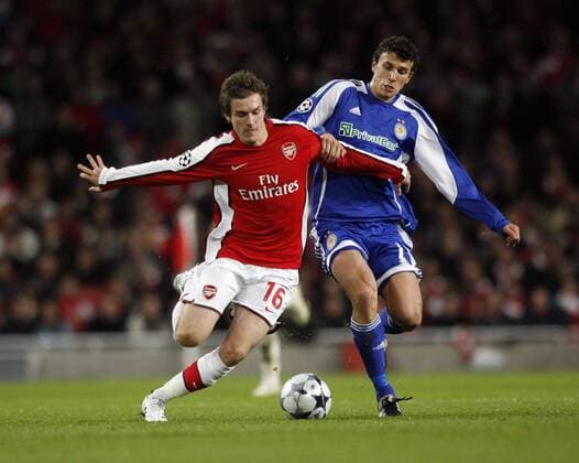 Aaron Ramsey (Arsenal, li.) gegen Roman Eremenko (Dynamo Kiew) - EDITORIAL USE ONLY. No use with unauthorised audio, video, data, fixture lists, club league logos or live services. Online in-match use limited to 120 images, no video emulation. No use in betting, games or single club league player publications. Fußball EC 1 Herren Champions League 2008 2009, Arsenal FC London - Dynamo Kiew Gruppe London Dynamik,