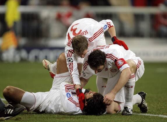 Torjubel Bayern, v. li.: Luca Toni, Bastian Schweinsteiger, Mark van Bomel Fußball EC 1 Herren Champions League 2008 2009, FC Bayern München Gruppe München Freude,
