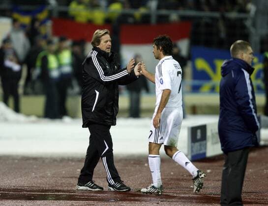Trainer Bernd Schuster (li.) nimmt Raul Gonzalez (beide Real Madrid) heraus -  - NOxONLINExUSE Fußball EC 1 Herren Champions League 2008 2009, Real Madrid CF Gruppe Minsk