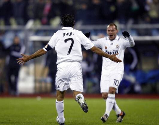 Wesley Sneijder (re.) und Raul Gonzalez (beide Real Madrid) - Toubel -  - NOxONLINExUSE Fußball EC 1 Herren Champions League 2008 2009, Real Madrid CF Gruppe Minsk Freude,