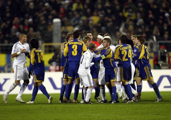 Rudelbildung im Spiel zwischen Borisov (blau) und Real Madrid -  - NOxONLINExUSE Fußball EC 1 Herren Champions League 2008 2009, FC BATE Borisov - Real Madrid CF 0:1 Totale Minsk Spannung,