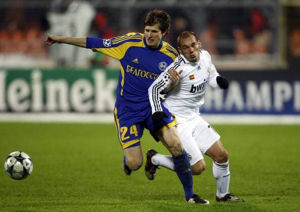 Vitaliy Kazantsev (Borisov, li.) gegen Wesley Sneijder (Real Madrid) -  - NOxONLINExUSE Fußball EC 1 Herren Champions League 2008 2009, FC BATE Borisov - Real Madrid CF 0:1 Gruppe Minsk Dynamik,