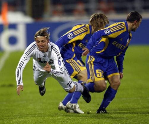 Guti (Real Madrid, li.) kommt zu Fall -  - NOxONLINExUSE Fußball EC 1 Herren Champions League 2008 2009, FC BATE Borisov - Real Madrid CF 0:1 Gruppe Minsk Dynamik,