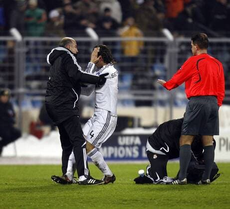 Sergio Ramos (Real Madrid, Mitte) mit Schmerzen am Kopf -  - NOxONLINExUSE Fußball EC 1 Herren Champions League 2008 2009, Real Madrid CF Gruppe Minsk