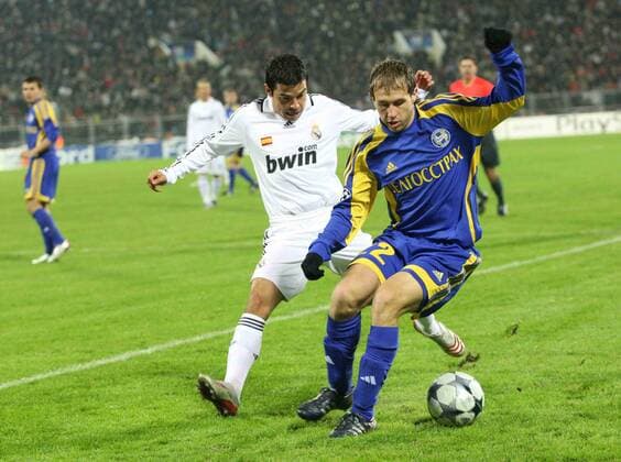 Igor Stasevich (Borisov, re.) gegen Javier Saviola (Real Madrid) -  (251108PYK0338) Fußball EC 1 Herren Champions League 2008 2009, FC BATE Borisov - Real Madrid CF 0:1 Gruppe Minsk Dynamik,