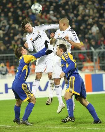 Sergio Ramos (li.) und Pepe (beide Real Madrid) gehen zum Kopfball -  (251108PYK0339) Fußball EC 1 Herren Champions League 2008 2009, FC BATE Borisov - Real Madrid CF 0:1 Gruppe Minsk Überlegenheit,