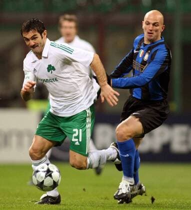 Giorgos Karagounis (Panathinaikos Athen, li.) gegen Esteban Cambiasso (Inter Mailand) -  Fußball EC 1 Herren Champions League 2008 2009, FC Internazionale Mailand - Panathinaikos Athen Gruppe Mailand Dynamik,