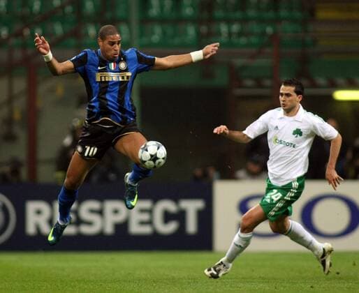 Adriano (Inter Mailand, li.) gegen Loukas Vyntra (Panathinaikos Athen) -  Fußball EC 1 Herren Champions League 2008 2009, FC Internazionale Mailand - Panathinaikos Athen Gruppe Mailand Dynamik,