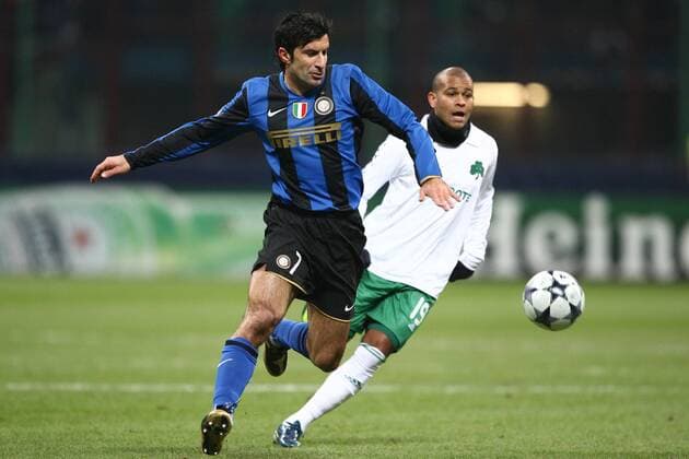Luis Figo (Inter Mailand, li.) gegen Gabriel (Panathinaikos Athen) -  Fußball EC 1 Herren Champions League 2008 2009, FC Internazionale Mailand - Panathinaikos Athen Gruppe Mailand Dynamik,