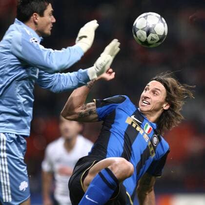 Zlatan Ibrahimovic (Inter Mailand, re.) gegen Torwart Mario Galinovic (Panathinaikos Athen) -  Fußball EC 1 Herren Champions League 2008 2009, FC Internazionale Mailand - Panathinaikos Athen Gruppe Mailand Dynamik,
