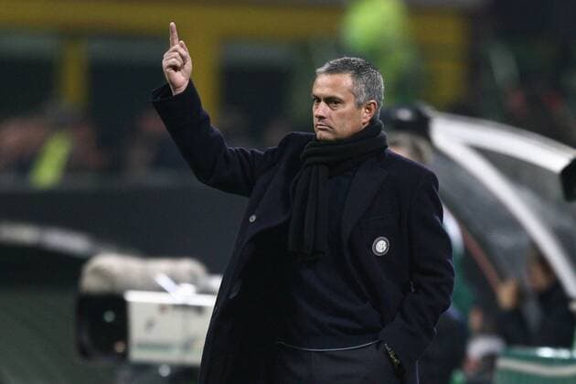 Trainer Jose Mourinho (Inter Mailand) gibt Anweisungen -  Fußball EC 1 Herren Champions League 2008 2009, FC Internazionale Mailand Einzelbild Mailand Nachdenklichkeit, Skepsis,