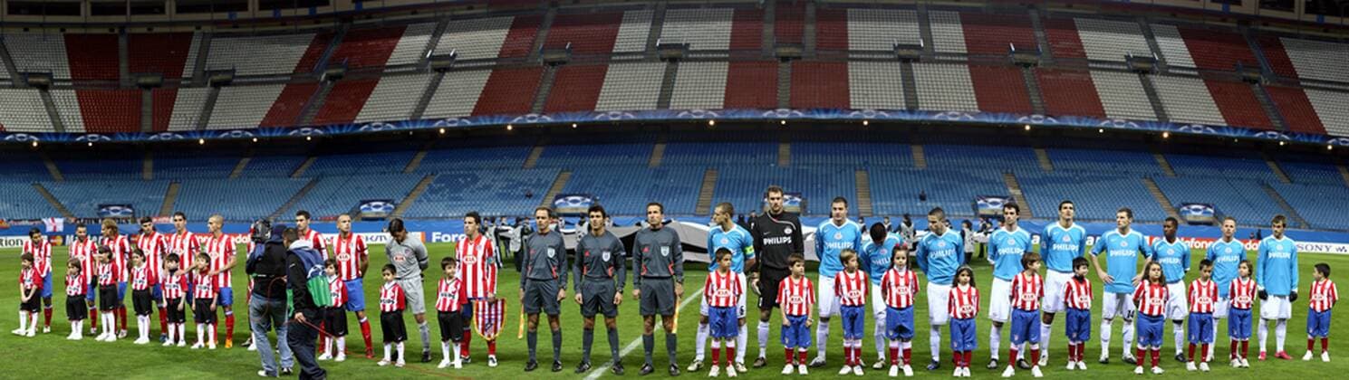 Mannschaftsvorstellung Atletico Madrid (li.) und PSV Eindhoven - Aufgrund eines Zuschauerverbots für Atletico Madrid bleiben die Ränge leer-  - NOxONLINExUSE Fußball EC 1 Herren Champions League 2008 2009, Atletico Madrid - PSV Eindhoven 2:1 Totale Madrid Leere,