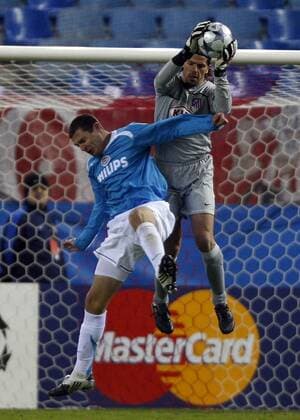 Danny Koevermans (Eindhoven) gegen Torwart Gregory Coupet (Atletico Madrid) -  - NOxONLINExUSE Fußball EC 1 Herren Champions League 2008 2009, Atletico Madrid PSV Eindhoven 2:1 Gruppe Madrid Dynamik,