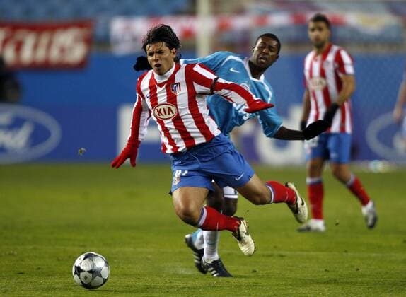 Sergio Agüero (Atletico Madrid, li.) gegen Edison Mendez (Eindhoven) -  - NOxONLINExUSE Fußball EC 1 Herren Champions League 2008 2009, Atletico Madrid PSV Eindhoven 2:1 Gruppe Madrid Dynamik,