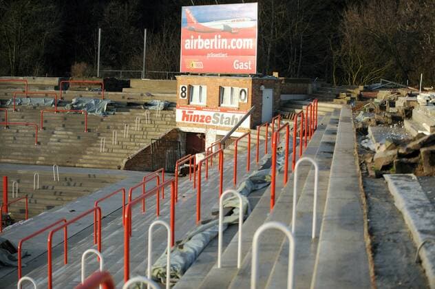 Bauarbeiten im Stadion an der alten Försterei, Heimspielstätte von Union Berlin Fußball Herren 3. Liga 2008 2009, 1. FC Union Berlin, Anzeigetafel, Anzeige, Tafel, Stadionanzeige, alt, alte Totale Alte Försterei Berlin