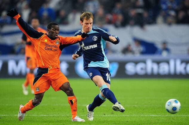 Shaun Wright Phillips (Manchester City, li.) gegen Ivan Rakitic (Schalke) Fußball EC 3 Herren UEFA Cup 2008 2009, Pokal, Europapokal, FC Schalke 04 - Manchester City 0:2 Gruppe Gelsenkirchen Dynamik,