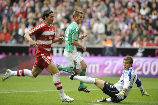 Markus Rosenberg (Bremen, Mitte) trifft gegen Daniel Van Buyten und Torwart Michael Rensing (beide Bayern) zum 1:0 Fußball 1. BL Herren Saison 2008 2009, FC Bayern München - SV Werder Bremen 2:5 Gruppe München Dynamik,
