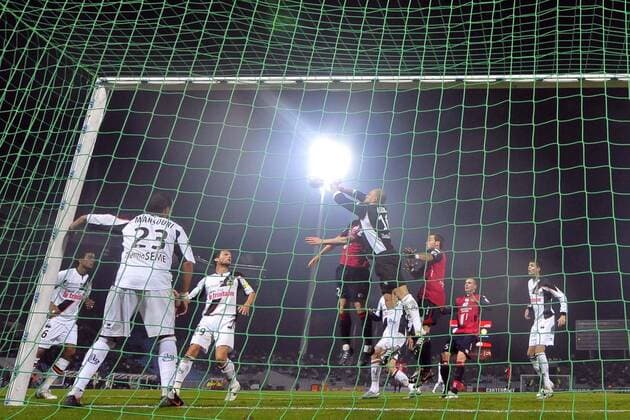 Torwart Fabien Audard (Lorient) - Faustabwehr -  Fußball Herren Ligue 1 2008 2009, 1. Französische Liga, OSC Lille - FC Lorient 1:1, Gegenlicht, Dunkelheit Gruppe Torwartparade, Flutlicht, Stadionlicht, Abendspiel Lille, Villeneuve d Ascq, dAscq Dynamik, Abwehr,