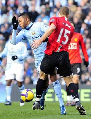 Robinho (Manchester City, li.) gegen Nemanja Vidic (Manchester United) - EDITORIAL USE ONLY. No use with unauthorised audio, video, data, fixture lists, club league logos or live services. Online in-match use limited to 120 images, no video emulation. No use in betting, games or single club league player publications. Fußball Herren English Premier League 2008 2009, 1. Englische Liga, Manchester City - ManU 0:1, Vdig Gruppe o0 Derby, Lokalderby, Ortsderby, Stadtderby Manchester Dynamik,