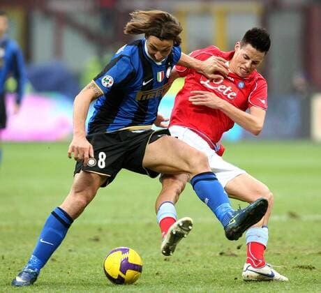 Zlatan Ibrahimovic (Inter Mailand, li.) gegen Marek Hamsik (Neapel) -  Fußball Herren Serie A 2008 2009, 1. Italienische Liga, FC Internazionale - SSC Neapel Gruppe Mailand Dynamik,