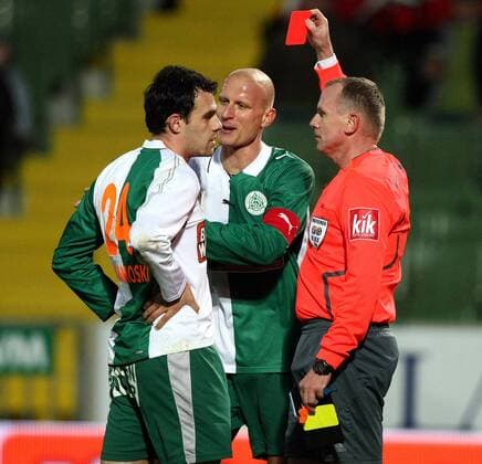 FIFA Schiedsrichter Fritz Stuchlik zeigt Ilco Naumoski (li.) die rote Karte; Mitte: Carsten Jancker (beide Mattersburg) -  Fußball Herren Bundesliga 2008 2009, 1. Österreichische Liga, SV Mattersburg Gruppe Mattersburg
