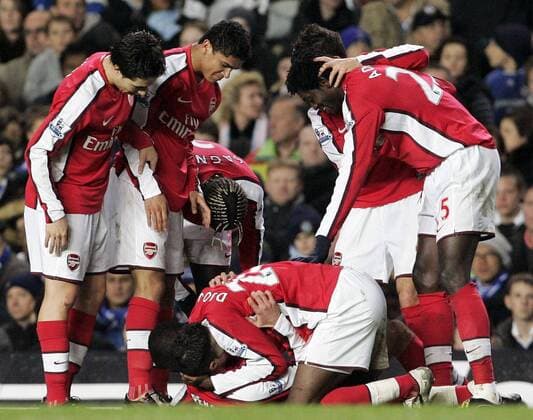 Torjubel Arsenal London mit Emmanuel Adebayor (re.) - EDITORIAL USE ONLY. No use with unauthorised audio, video, data, fixture lists, club league logos or live services. Online in-match use limited to 120 images, no video emulation. No use in betting, games or single club league player publications. Fußball Herren English Premier League 2008 2009, 1. Englische Liga, Arsenal FC London Gruppe London Freude,
