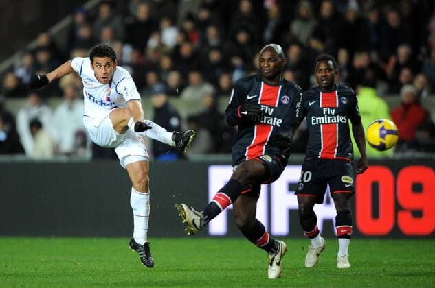 Fred (Lyon, li.) gegen Zoumana Camara (Mitte) und Stephane Sessegnon (beide Paris St. Germain) -  (pan28854) Fußball Herren Ligue 1 2008 2009, 1. Französische Liga, Paris Saint Germain - Olympique Lyonnais 1:0, PSG, OL Gruppe Paris Dynamik,