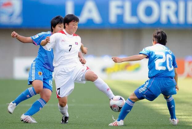 Ye Gyong Ri (Nordkorea U20, Mitte) gegen Rina Yanai (li.) und Yuka Kado (beide Japan U20) - Fußball Länderspiel Damen U20 WM 2008, U 20 Länderspiel, Nationalteam, Nationaltrikot, Frauen, Frauenfußball Gruppe La Florida, Santiago de Chile Dynamik,