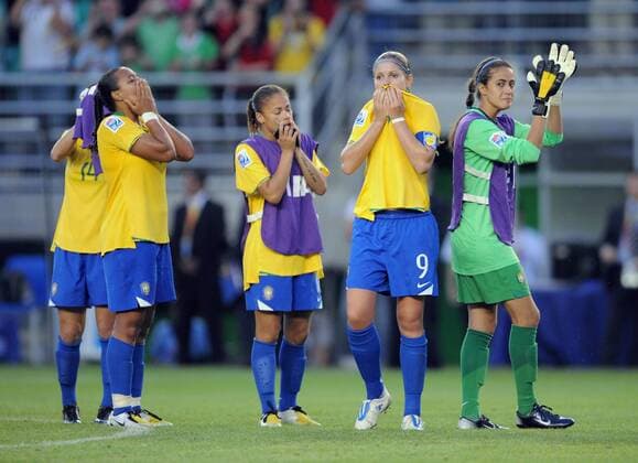 v.li.: Enttäuschung bei Stephane, Camila, Erika und Torhüterin Rubiana (alle Brasilien U20) nach dem Ausscheiden im Viertelfinale - Fußball WM Damen U20 WM, U 20, Länderspiel, Nationalteam, Nationaltrikot, Frauen, Frauenfußball Gruppe o0 2008 Coquimbo