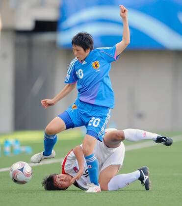 Yuka Kado (Japan U20, vorn) gegen Sol Ryon Sin (Nordkorea U20) - Fußball Länderspiel Damen U20 WM 2008, U 20 Länderspiel, Nationalteam, Nationaltrikot, Frauen, Frauenfußball Gruppe La Florida, Santiago de Chile Dynamik,