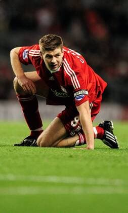 Steven Gerrard (Liverpool) enttäuscht am Boden - EDITORIAL USE ONLY. No use with unauthorised audio, video, data, fixture lists, club league logos or live services. Online in-match use limited to 120 images, no video emulation. No use in betting, games or single club league player publications. Fußball Herren English Premier League 2008 2009, 1. Englische Liga, FC Liverpool Einzelbild Liverpool