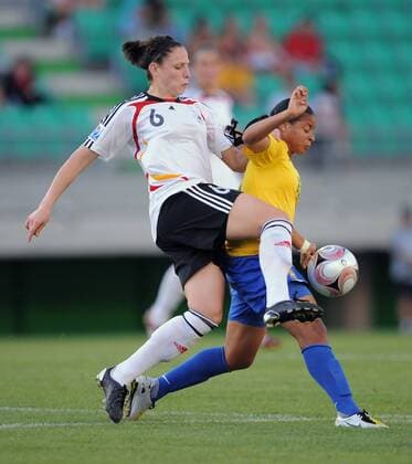 Kim Kulig (Deutschland U20, li.) gegen Francielle (Brasilien U20) - Fußball WM Damen U20 WM, U 20, Länderspiel, Nationalteam, Nationaltrikot, Frauen, Frauenfußball Gruppe o0 2008 Coquimbo Dynamik,