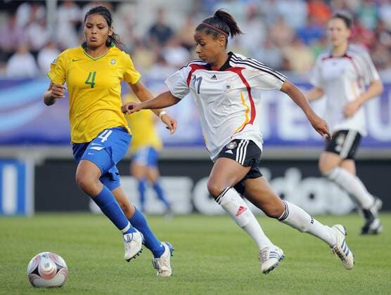 Calandrini (Brasilien U20, li.) gegen Nicole Banecki (Deutschland U20) - Fußball WM Damen U20 WM, U 20, Länderspiel, Nationalteam, Nationaltrikot, Frauen, Frauenfußball Gruppe o0 2008 Coquimbo Dynamik,