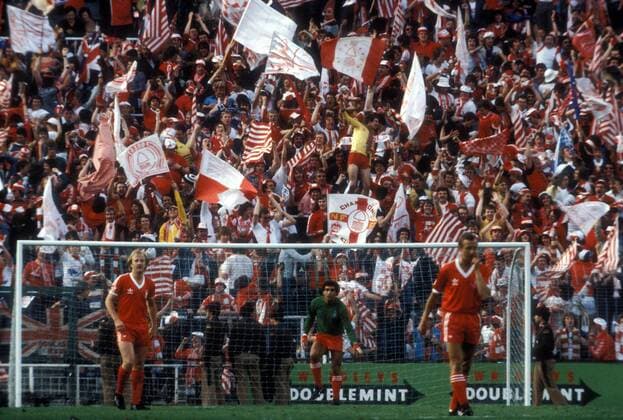 Jubelnde Fans von Nottingham Forest hinter Torwart Peter Shilton und Kenny Burns (li.) Fußball EC 1 Herren DEUTSCHSPRACHIGE SPORTZEITSCHRIFTEN UND -ZEITUNGEN NUR NACH RÜCKSPRACHE 1979 1980 Totale Madrid Freude,