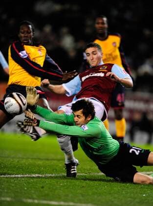 Torwart Lukasz Fabianski (Arsenal, u.) mit vollem Einsatz - EDITORIAL USE ONLY. No use with unauthorised audio, video, data, fixture lists, club league logos or live services. Online in-match use limited to 120 images, no video emulation. No use in betting, games or single club league player publications. Fußball Herren Carling Cup 2008 2009, League, Ligapokal, Englischer Pokal, Burnley FC - Arsenal FC London Gruppe Burnley Dynamik, Kampf,