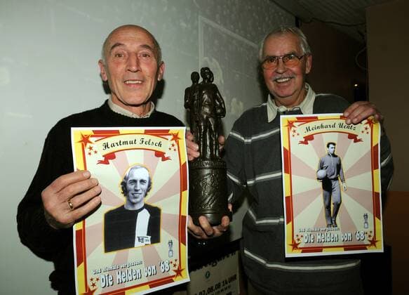 Hartmut Felsch (li.) und Meinhard Uentz (beide Union Berlin) - FDGB Pokalsieger von 1968 mit der Trophäe und Postern mit ihren Abbildern - Und niemals vergessen: Die Helden von 1968 Fußball Herren 3. Liga 2008 2009, 1. FC Union Berlin Gruppe Berlin