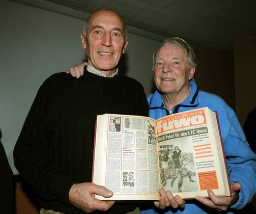 Hartmut Felsch (li.) und Günter Hoge (beide Union Berlin) - FDGB Pokalsieger von 1968 mit einem Exemplar der neuen Fußballwoche und der Schlagzeile - FDGB Pokal für den 1. FC Union Fußball Herren 3. Liga 2008 2009, 1. FC Union Berlin Gruppe Berlin