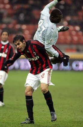 Kaka (AC Mailand, li.) gegen Mobido Diakite (Lazio Rom) - Fußball Herren Coppa Italia 2008 2009, Italienischer Pokal, Pokalspiel, AC Mailand - Lazio Rom 1:2, Milan Gruppe Mailand Dynamik,
