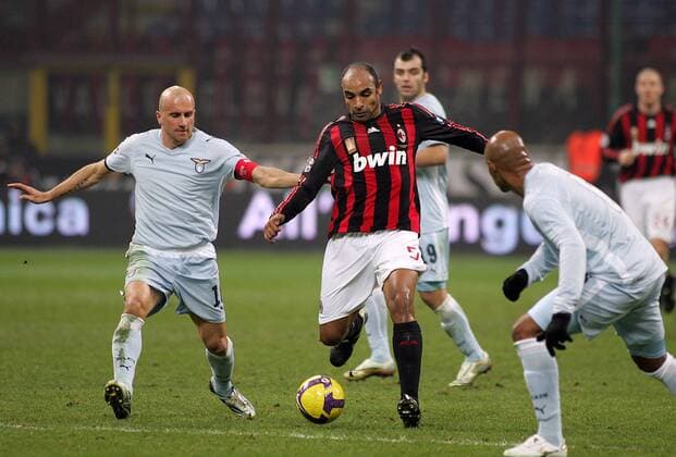 Emerson (AC Mailand, Mitte) gegen Tommaso Rocchi (Lazio Rom, li.) - Fußball Herren Coppa Italia 2008 2009, Italienischer Pokal, Pokalspiel, AC Mailand - Lazio Rom 1:2, Milan Gruppe Mailand Dynamik,