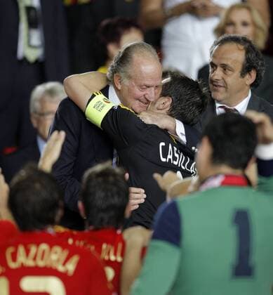 König Juan Carlos von Spanien (li.) gratuliert Torwart Iker Casillas (Spanien) zum Sieg der Europameisterschaft 2008, re. UEFA Präsident Michel Platini (Frankreich) Fußball EM Herren Euro 2008, Länderspiel, Nationalteam, Finale Gruppe Wien Glück, Freude,