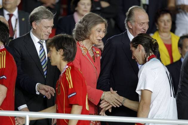 Königin Sofia von Spanien gratuliert Europameisterschaft Sergio Ramos (Spanien), daneben Bundespräsident Horst Köhler (Deutschland, li.) und König Juan Carlos von Spanien Fußball EM Herren Euro 2008, Länderspiel, Nationalteam, Finale, Nationaltrikot Gruppe Wien Freude,