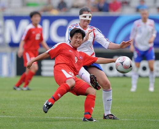 Un Ju Choe (Nordkorea, li.) gegen Charlotte Bilbault (Frankreich U20) - Fußball Länderspiel Damen U20 WM 2008, U 20, Frauen, Frauenfußball, Nationalteam, Nationaltrikot, Halbfinale Gruppe Korea Temuco Dynamik, Kampf,