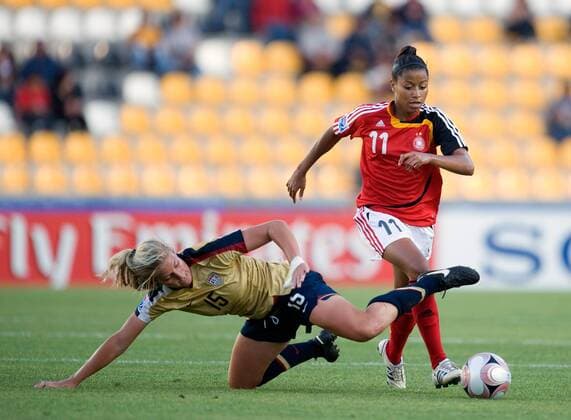 Nicole Banecki (Deutschland U20, re.) gegen Lauren Fowlkes (USA U20) - Fußball WM Damen U20 WM 2008, U 20, Frauen, Frauenfußball, Länderspiel, Nationalteam, Nationaltrikot Gruppe Halbfinale La Florida, Santiago de Chile Dynamik,