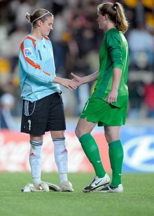 Torhüterin Alisa Vetterlein (Deutschland U20, li.) gratuliert Torhüterin Alyssa Naeher (USA U20) - Fußball WM Damen U20 WM 2008, U 20, Frauen, Frauenfußball, Länderspiel, Nationalteam, Nationaltrikot Gruppe Halbfinale La Florida, Santiago de Chile