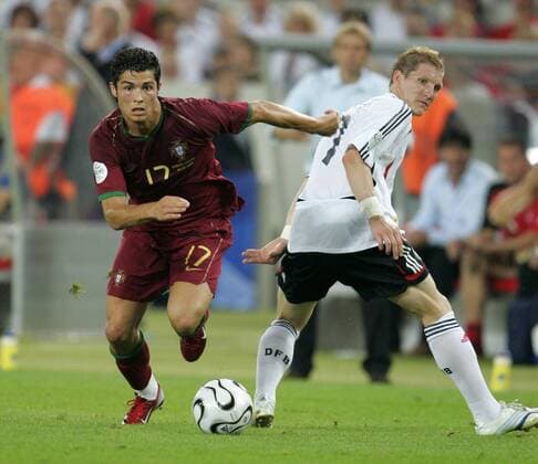 Cristiano Ronaldo (Portugal, li.) lässt Bastian Schweinsteiger (Deutschland) stehen Fußball EM Herren Euro 2008, Länderspiel, Nationalteam, Viertelfinale, Nationaltrikot, Portugal - Deutschland 2:3 Gruppe Basel Dynamik, Überlegenheit,
